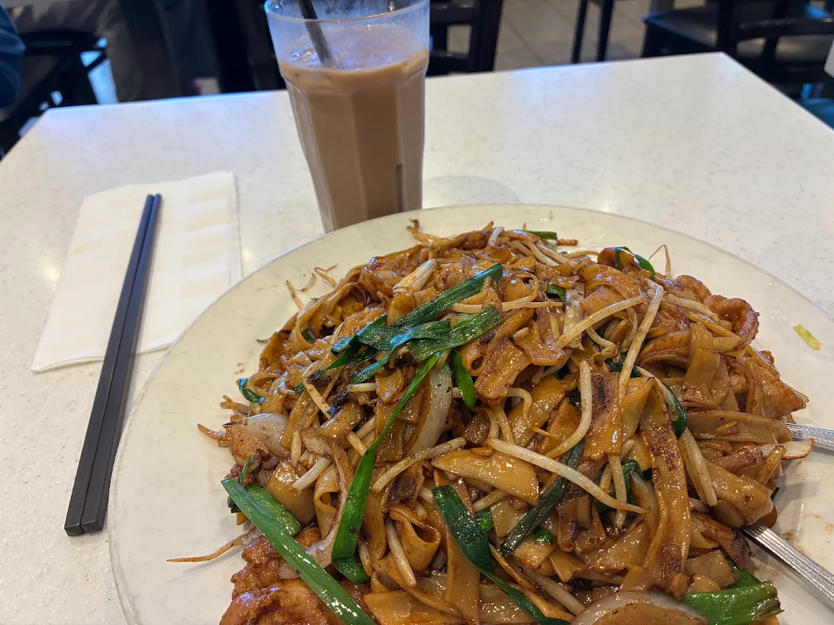 Fried Flat Rice Noodle in Soya Sauce 豉油皇炒河